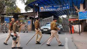 दिल्ली में तिहाड़ जेल के 80 अधिकारियों का तबादला, टिल्लू ताजपुरिया केस के बाद सरकार की बड़ी कार्रवाई