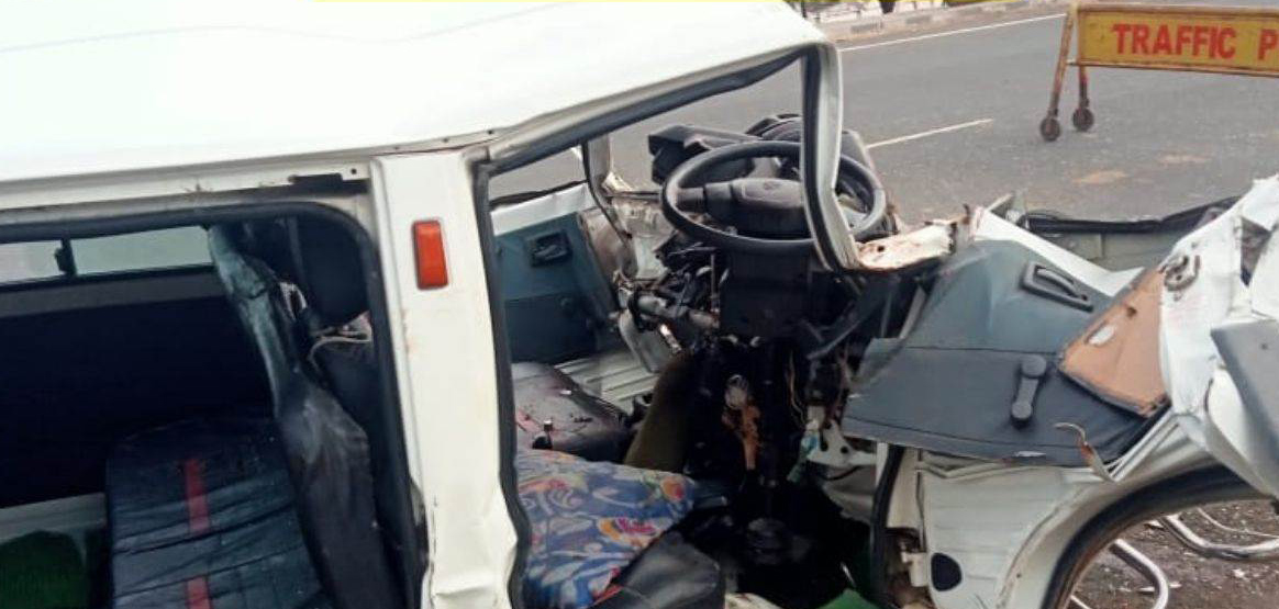 MP News : नीमच के मनासा में खड़ी ट्राली से टकराई वैन, 3 की मौत, 4 घायल