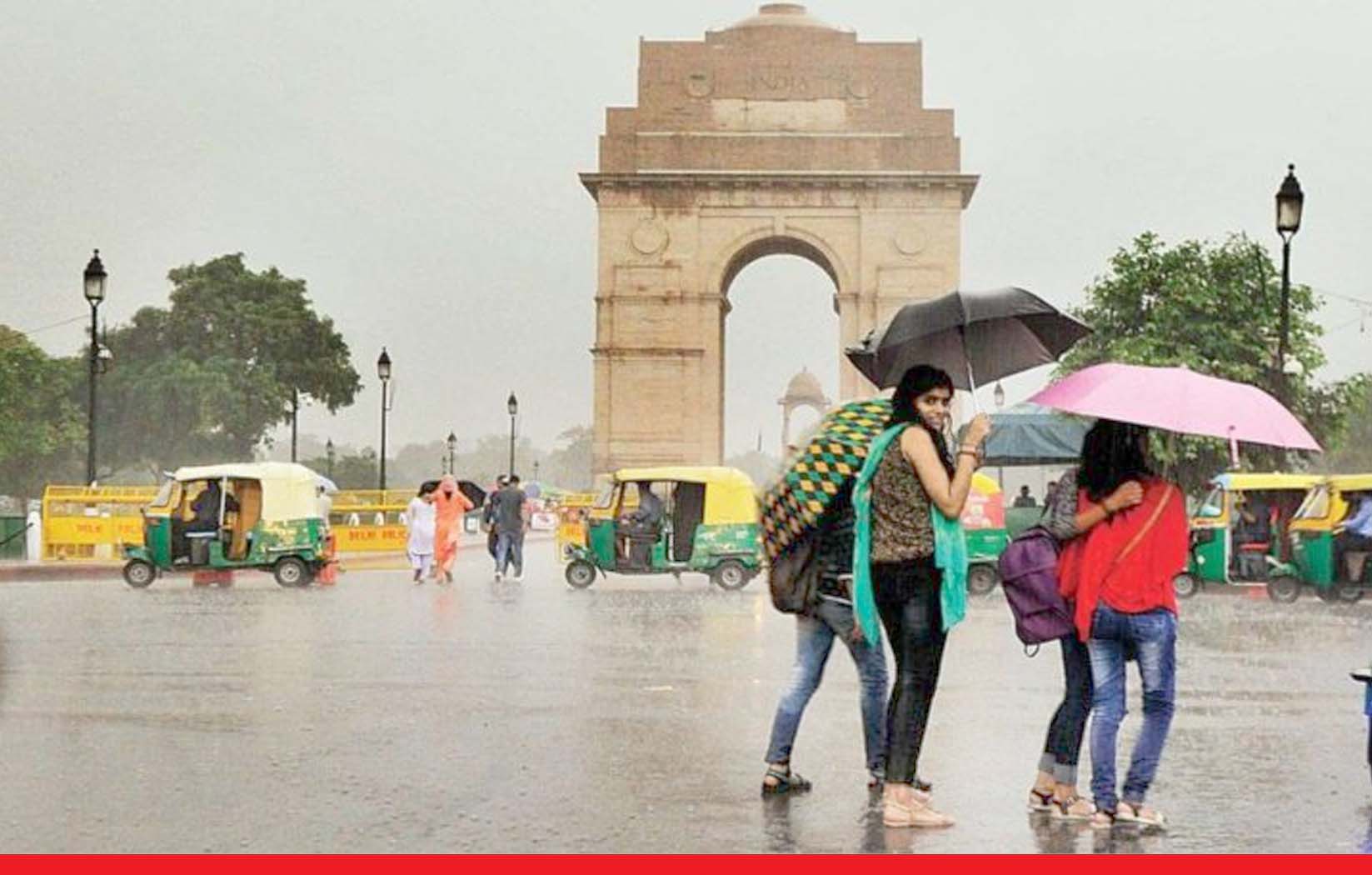 दिल्ली-एनसीआर में सुबह तूफान के साथ मूसलाधार बारिश, एयरपोर्ट पर विमानों का परिचालन प्रभावित