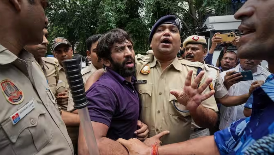 Delhi : नई संसद की ओर बढ़ रहे पहलवानों को पुलिस ने रोका, हिरासत में लिए गए कई प्रदर्शनकारी