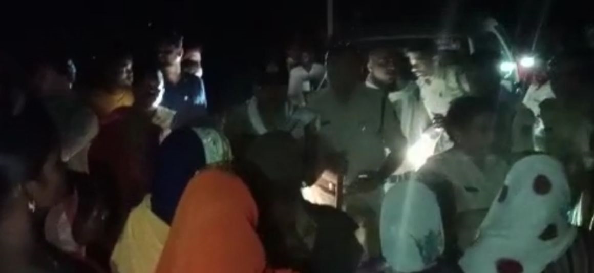 Jabalpur: प्राइवेट लाइन मैन की करंट लगने से मौत, बिजली के खम्बे में लाइट सुधारते वक्त हादसा, ग्रामीणों ने किया हंगामा