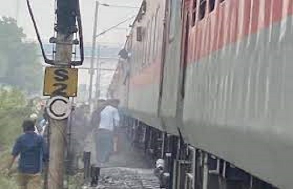 बालासोर ट्रेन हादसे के बाद अब ओडिशा के बेहरामपुर स्टेशन में सिकंदराबाद-अगरतला एक्सप्रेस ट्रेन में लगी आग