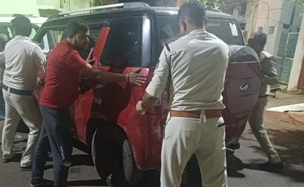 जबलपुर: कटनी से कार में लाई गई शराब घमापुर में पकड़ी गई, पुलिस को देखते ही भागे दो आरोपी