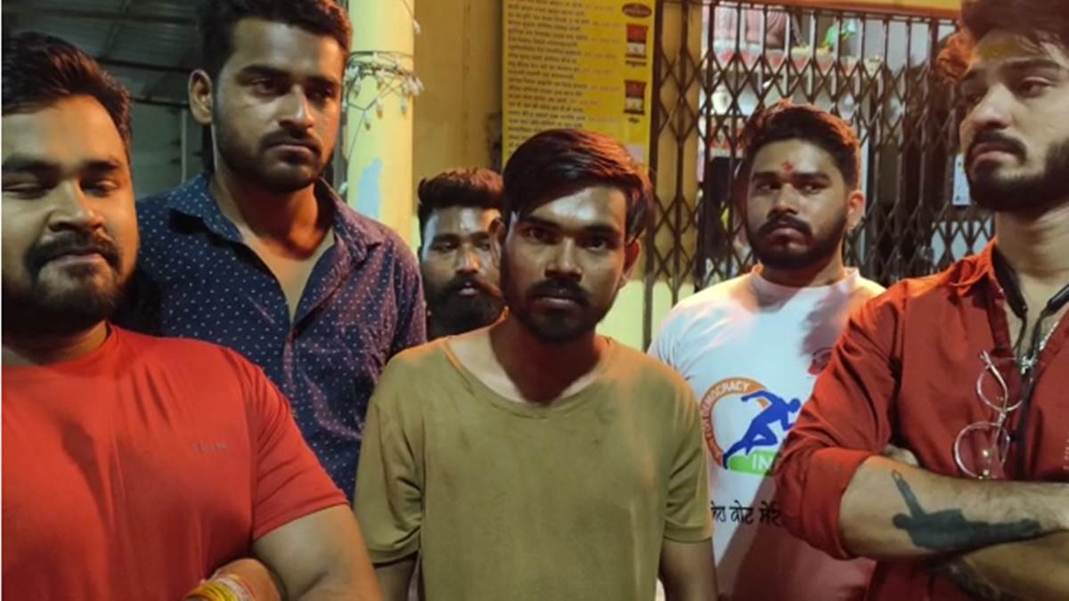 इंदौर : रिक्शा पर बजरंग दल लिखा देख मुस्लिम युवकों ने चप्पल से पीटा, एफआईआर दर्ज