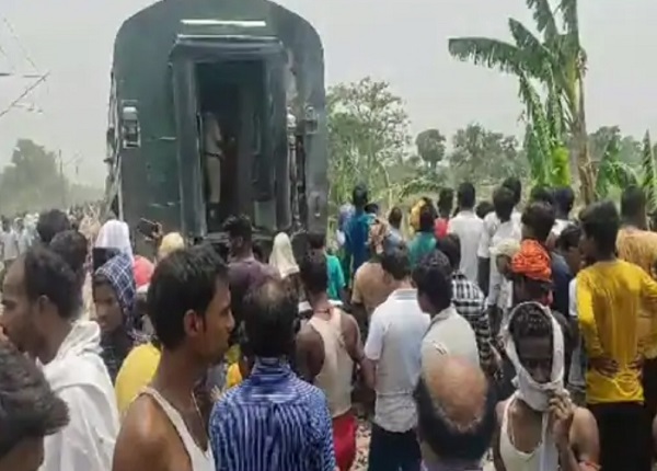 Bihar: समस्तीपुर में गरीब रथ ट्रेन में लगी आग, अफरा-तफरी, ट्रेन से उतरकर भागे यात्री, मौके पर पहुंचे डीआरएम