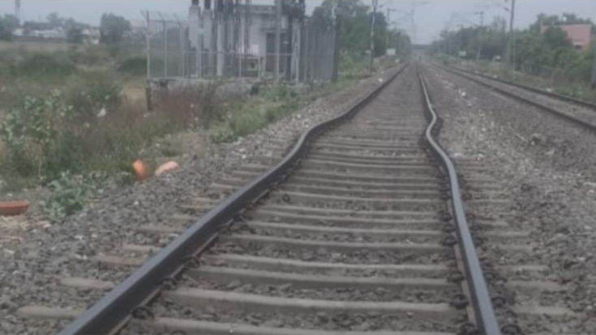Rail News : भीषण गर्मी में फैलकर टेढ़ी हुई रेल पटरी, रेल यातायात बाधित,कई ट्रेनों को पिपरिया, सोहागपुर में रोका गया