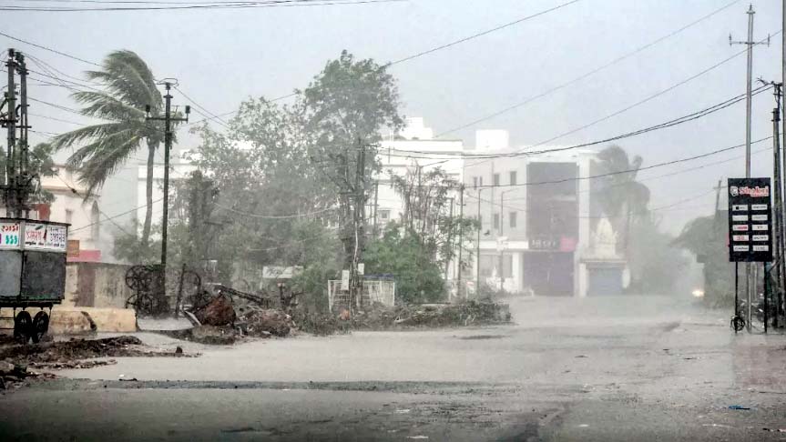 बिपरजॉय तूफान: 500 से ज्यादा गिरे पेड़, अंधेरे में 950 गांव, कई घायल