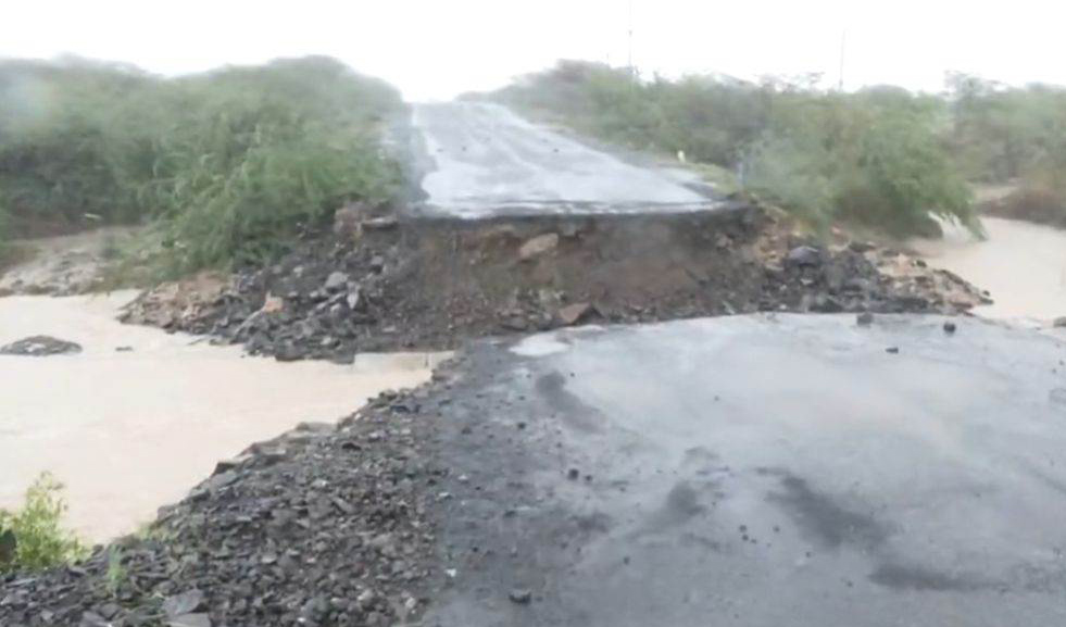 Gujarat: बिपरजॉय तूफान के बाद भारी बारिश, भुज में बहा पुल, कई इलाकों में जलभराव