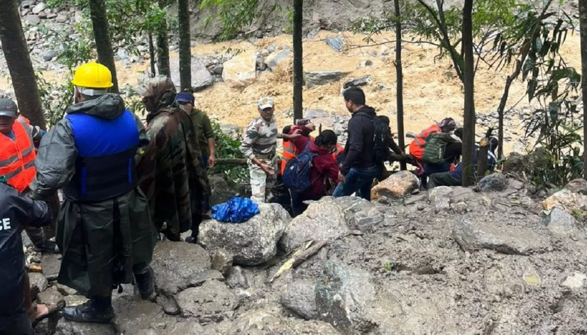 भारी बारिश और बाढ़ के बीच सिक्किम में फंसे 3,500 से अधिक पर्यटकों को भारतीय सेना बचाया