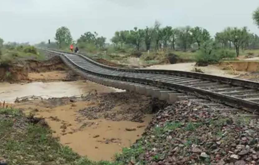 राजस्थान में बिपरजॉय ने बरपाया कहर, बांध-नहर टूटे, रेलवे ट्रैक बहा, 20 ट्रेनें रद्द, 3 जिलों में बाढ़ का खतरा बरकरार