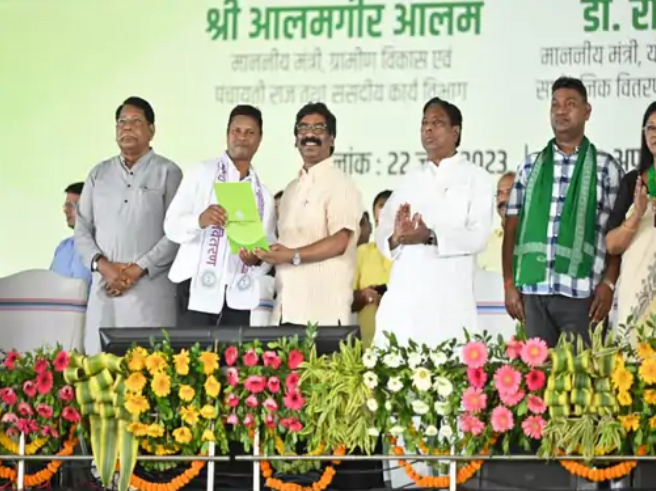 Jharkhand: CM हेमंत सोरेन ने बांटा नियुक्ति पत्र, कहा- देश में जब सब कुछ बिक रहा है तब हम सरकारी नौकरी दे रहे