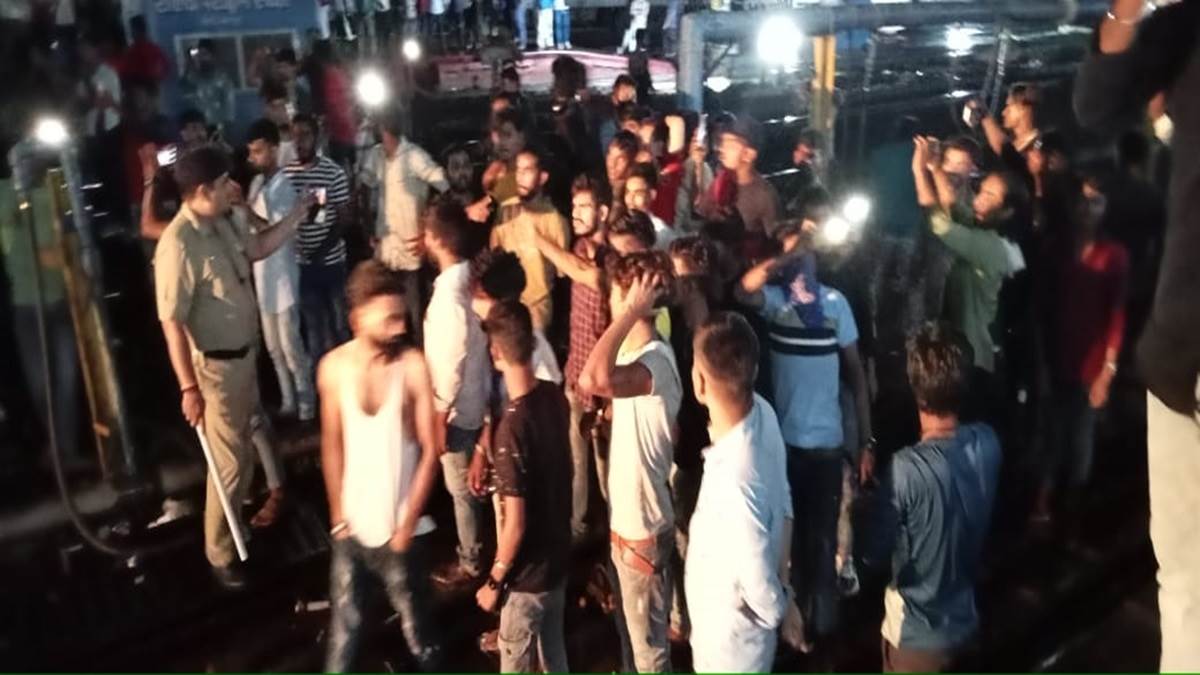 जबलपुर में रेल यात्रियों का हंगामा, घंटों विलंब से चल रही ट्रेन से परेशान होकर ट्रेक पर भीगते पानी में दिया धरना, आरपीएफ ने खदेड़ा