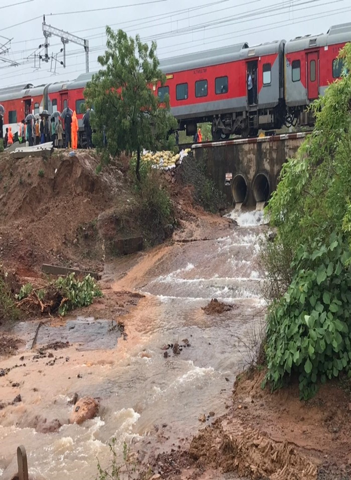 जबलपुर : भारी बारिश से सलैया रेलवे स्टेशन के पास ट्रैक की मिट्टी बही, बीना-कटनी रूट पर ट्रेनें प्रभावित, सुधार कार्य जारी