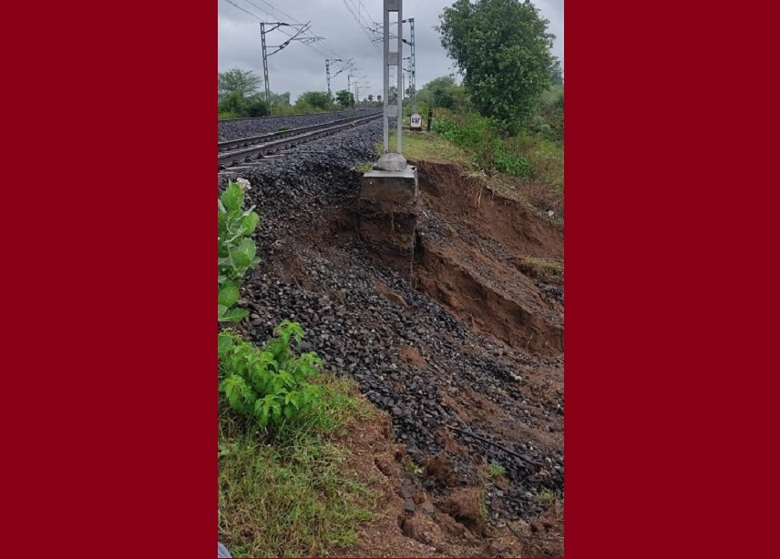 जबलपुर रेलवे: भारी बारिश से नरसिंहपुर-करेली के पास बीच रेलवे लाइन की मिट्टी बही, कई गाडि़य़ां रद्द, डायवर्ट, शार्ट टर्मिनेट