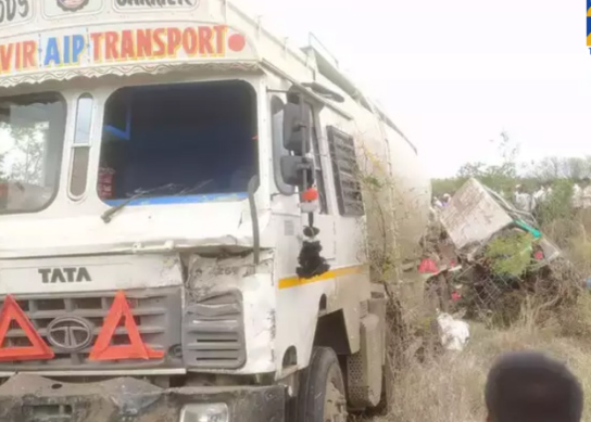 महाराष्ट्र में सड़क हादसा: सोलापुर में एसयूवी और ट्रक में भीषण टक्कर, 6 श्रद्धालुओं की मौत, 11 घायल