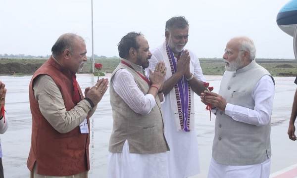 जबलपुर: डुमना विमानतल पर प्रधानमंत्री नरेन्द्र मोदी का आत्मीय स्वागत