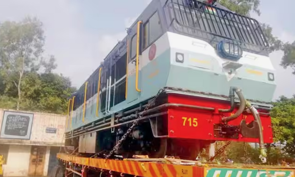 OMG : रेलवे से गुस्साए ठेकेदार ने इंडियन रेलवे का इंजिन रास्ते से कर दिया गायब, अब ढूंढ़ती फिर रही मुंबई पुलिस