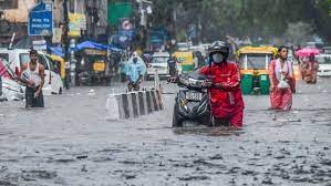 दिल्ली : बारिश ने तोड़ा 41 साल का रिकॉर्ड, राजधानी हुई पानी-पानी, मंत्रियों-अफसरों की संडे की छुट्टी रद्द 