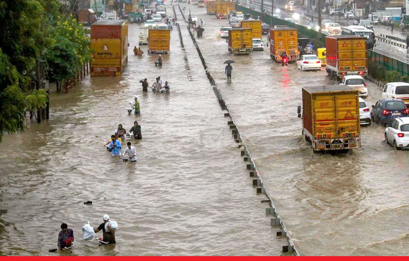 दिल्ली में भारी बारिश: 20 सालों का रिकॉर्ड टूटा , 24 घंटे में 15 मकान जमींदोज, 1 की मौत