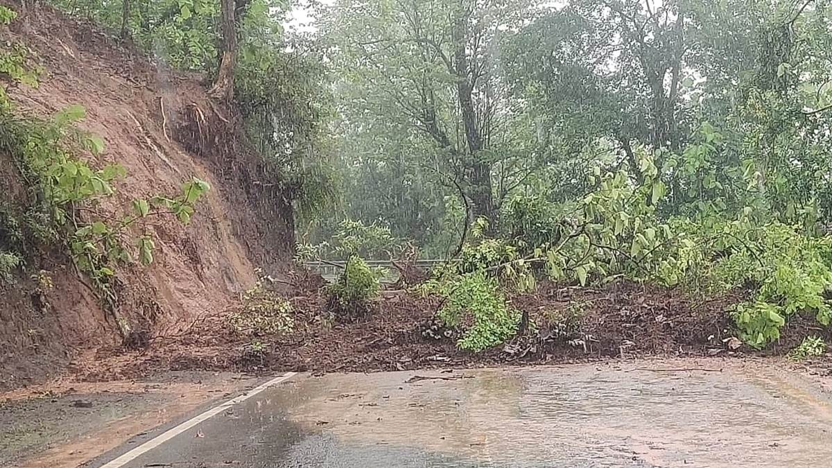 MP : लगातार वर्षा के बाद मंडला-निवास मार्ग पर पहाड़ धंसकने से जबलपुर का रास्ता बंद