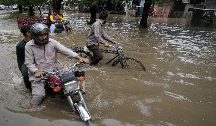 पाकिस्तान में भारी बारिश का तांडव, 76 लोगों की मौत, 133 घायल, कई जिलों में अफरातफरी