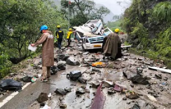 उत्तराखंड में टूरिस्ट वाहन पर पहाड़ गिरने से एमपी के 4 यात्रियों की मौत, 7 घायल