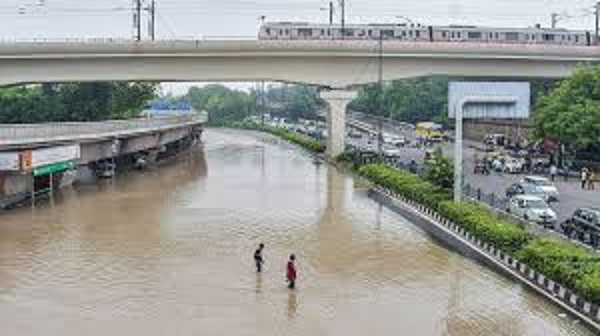 दिल्ली की बाढ़ हुई जानलेवा: तीन बच्चों की डूबने से मौत, मेट्रो साइट पर बारिश से बन गई थी झील