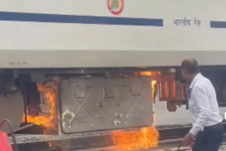 भोपाल से दिल्ली जा रही वंदे भारत ट्रेन में बीना के पास लगी आग, यात्रियों को सुरक्षित निकाला 