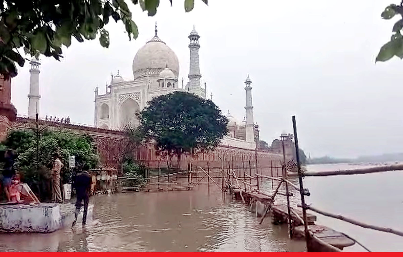 दिल्ली में अभी भी बाढ़ का खतरा बरकरार: मथुरा-आगरा में भी बाढ़, पहाड़ी राज्यों में फिर भारी बारिश