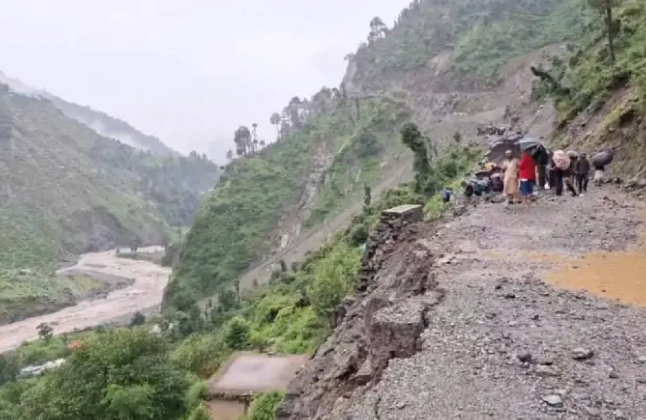 जम्मू-कश्मीर: कठुआ में बाढ़, लैंडस्लाइड में आठ लोगों की मौत, राहत बचाव कार्य जारी