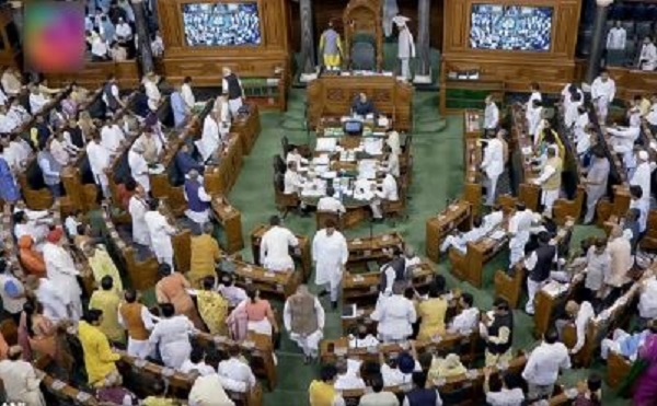 मणिपुर मामले को लेकर संसद के दोनों सदन में घमासान
