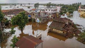 महाराष्ट्र के यवतमाल में बाढ़ में फंसे 60 लोग, रेस्क्यु के लिए भेजे गए 2 हेलीकॉप्टर, लेकिन नहीं मिल रही लैंडिंग की जगह