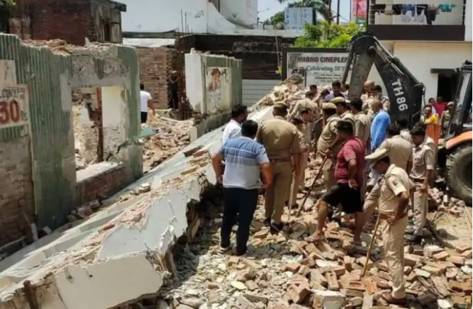 यूपी के अमरोहा में बड़ा हादसा, सिनेमा हॉल की इमारत तोड़ते समय गिरी दीवार, 9 मजदूर दबे, दो की मौत