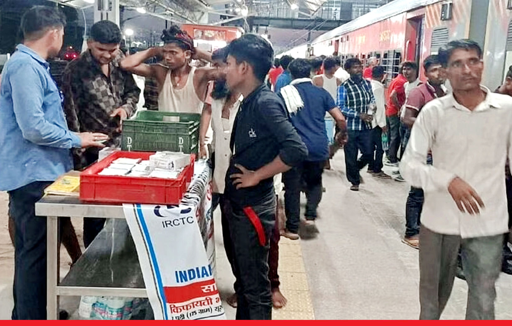 यात्रियों को भा रहा है रेलवे का किफायती खाना, अन्य स्‍टेशनों पर स्‍टॉल लगाने की तैयारी 