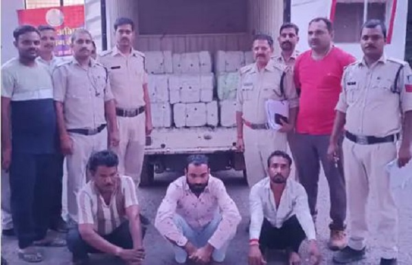 कोरियर सर्विस वाहन में भर रहा 12 लाख रुपए का नशीला सिरप, पुलिस ने दबिश देकर पकड़ा, भोपाल से जबलपुर के रास्ते ले जा रहे थे सतना