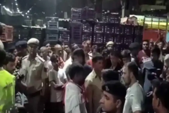 कांग्रेस नेता राहुल गांधी अचानक आजादपुर मंडी पहुंचे, सब्जी विक्रेताओं से की मुलाकात
