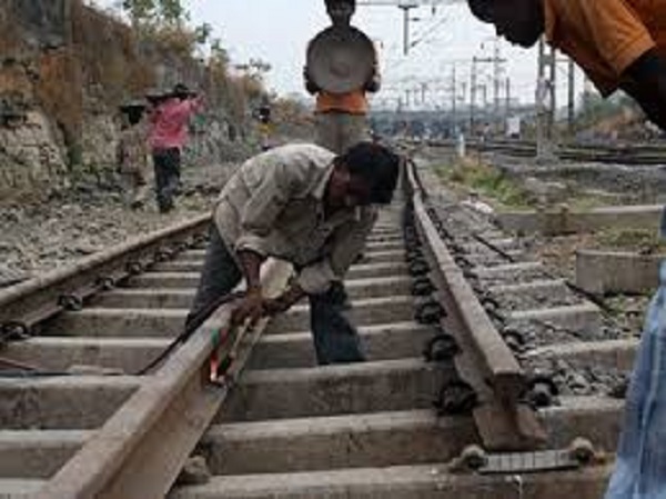 जबलपुर-कटनी रेल खंड पर हादसा, ट्रेक में सुधार कार्य कर रहे मजदूर नर्मदा एक्सप्रेस की चपेट में आए, 2 की मौत, तीन गंभीर