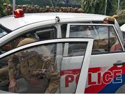 दिल्ली में पुलिसकर्मी साथियों के साथ आयकर अधिकारी बन व्यवसायी के घर पर पर मारा फर्जी छापा, 5 अरेस्ट