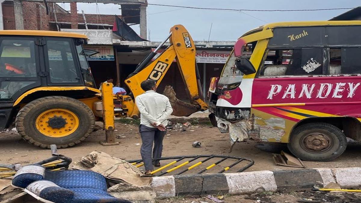 एमपी के रीवा में यात्रियों से भरी बस को ट्रक ने मारी टक्कर, एक की मौत, 22 लोग घायल