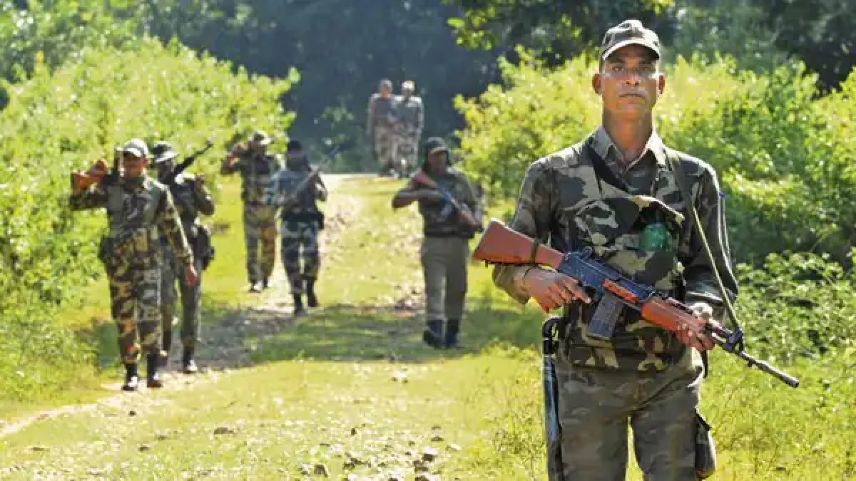 झारखंड में नक्सलियों से मुठभेड़ में 2 जवान शहीद, जंगल में छापा मारते ही हुई दोनों पक्षों में फायरिंग