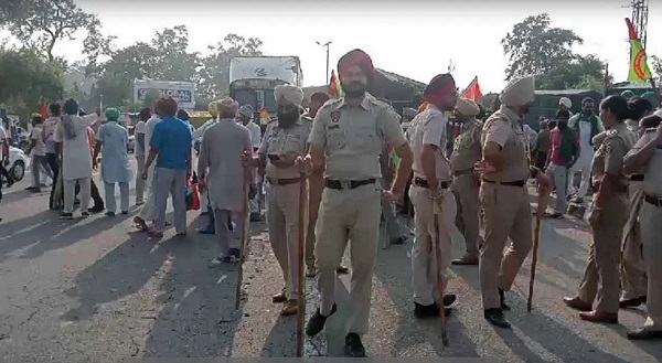 Punjab: पूरे राज्य में सड़कों पर उतरे किसान, लाठीचार्ज में एक की मौत, कपूरथला में 44 हिरासत में, नाका तोड़ा