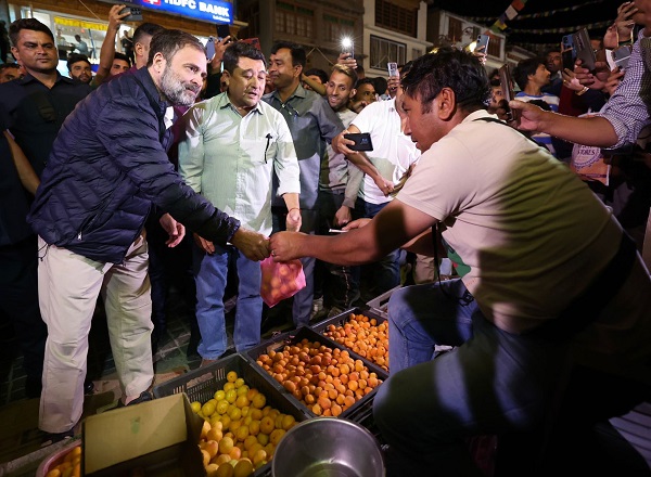 राहुल गांधी लेह के स्थानीय मार्केट पहुंचे, व्यापारियों से की चर्चा, साथ में थे वरिष्ठ सैनिक