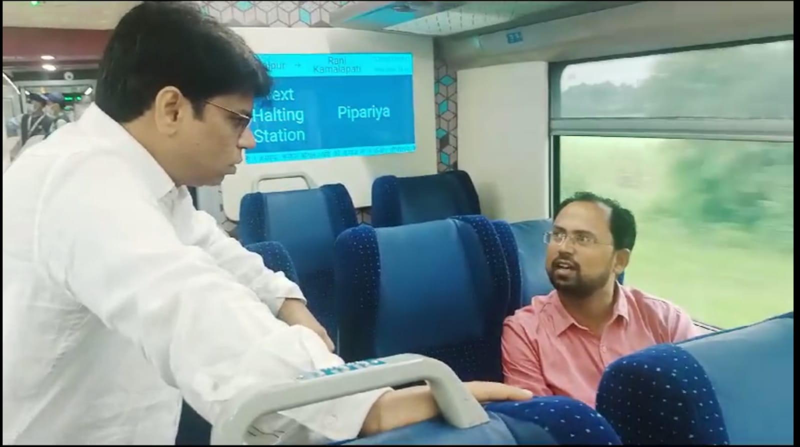 जबलपुर-भोपाल वंदे भारत है शानदार ट्रेन, लक्जरी फीलिंग है खासियत, लेकिन इसे इंदौर तक बढ़ाएं, यात्रियों ने दी सलाह, देखें वीडियो