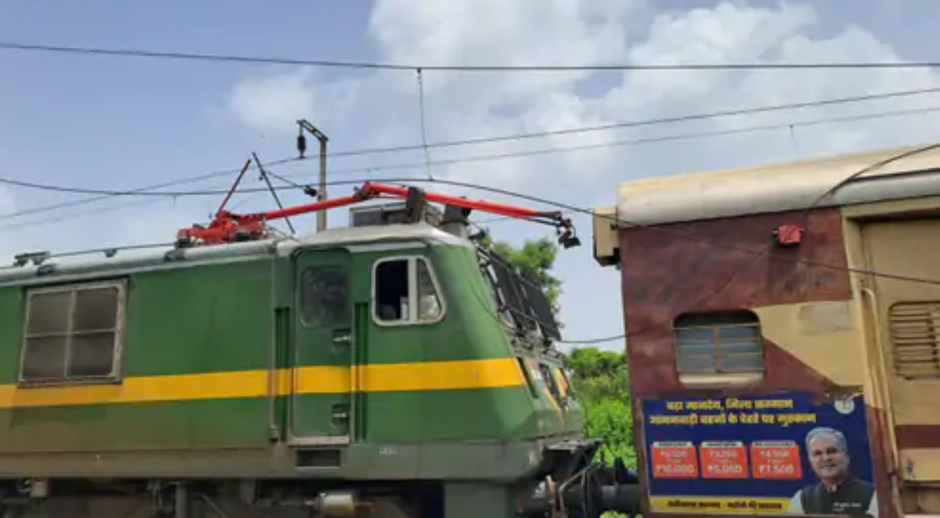 रेल न्यूज : कटनी-बीना रेलखंड पर बिलासपुर-भोपाल एक्सप्रेस पर ओएचई लाइन टूटकर गिरी, रेल यातायात थमा 