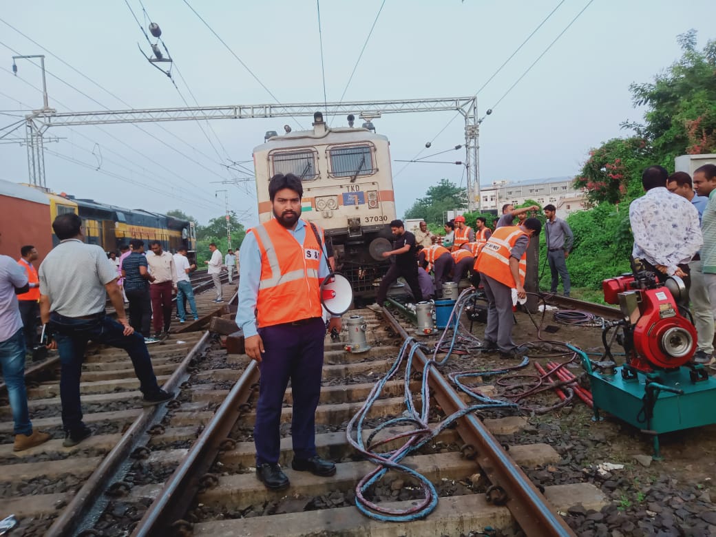 Rail News : जबलपुर स्टेशन के पास रेल इंजिन पटरी से उतरा, 3 घंटे बाद पटरी पर चढ़ाया, जांच शुरू 