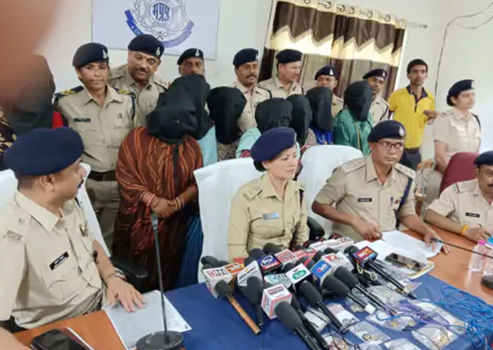 रेलवे पुलिस ने 12 महिला चोरों को किया गिरफ्तार, अंतर्राज्यीय चोर गिरोह से लाखों के जेवरात बरामद