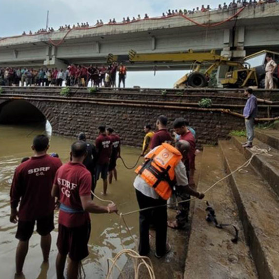 छत्तीसगढ़  के दुर्ग में बड़ा हादसा, शिवनाथ नदी में गिरी कार, दो बच्चे सहित चार लोगों की डूबने से मौत 