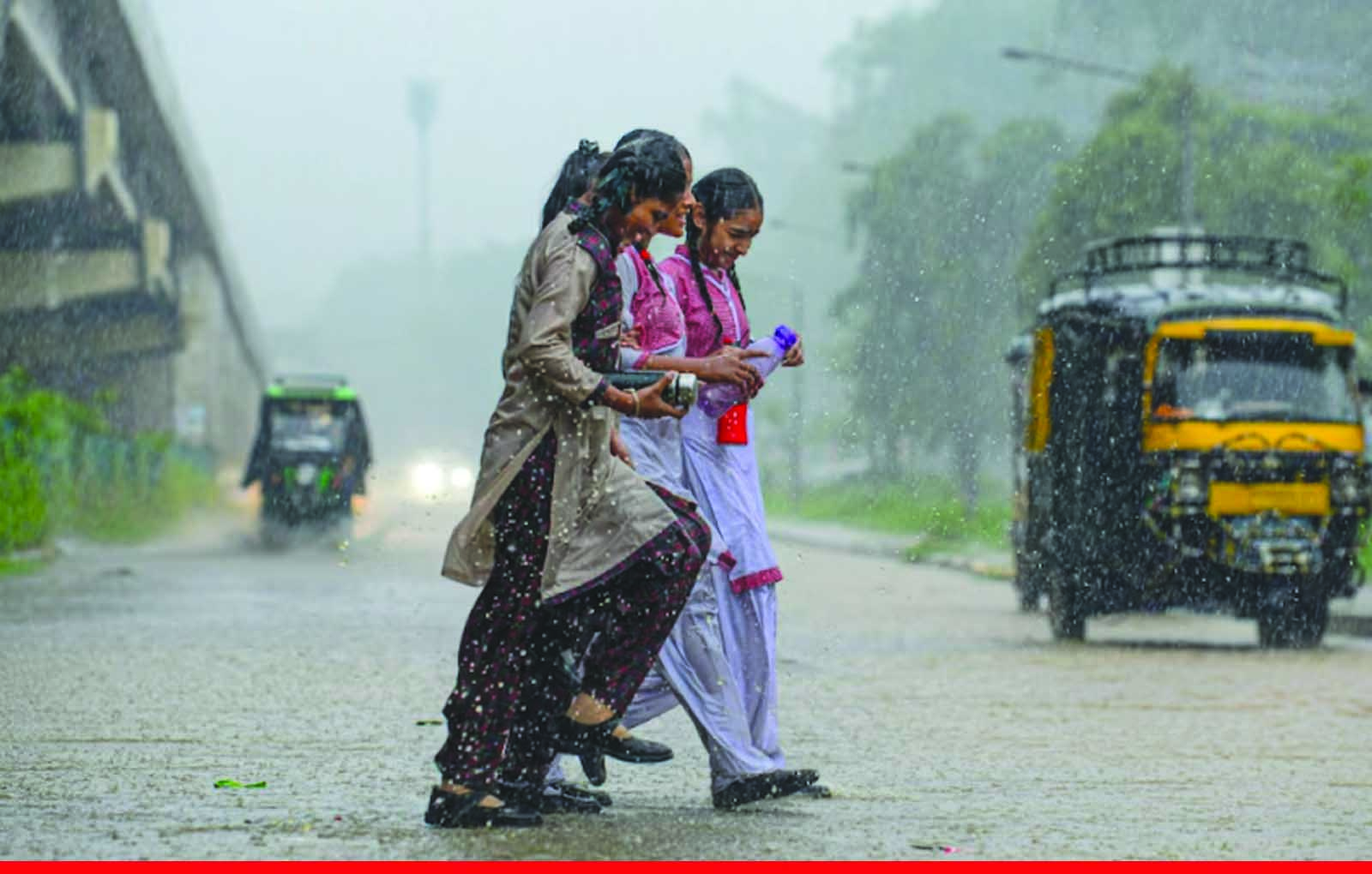 दिल्ली-NCR में मौसम ने ली करवट: तेज हवाएं, झमाझम बारिश, इन आठ राज्यों में भी अलर्ट