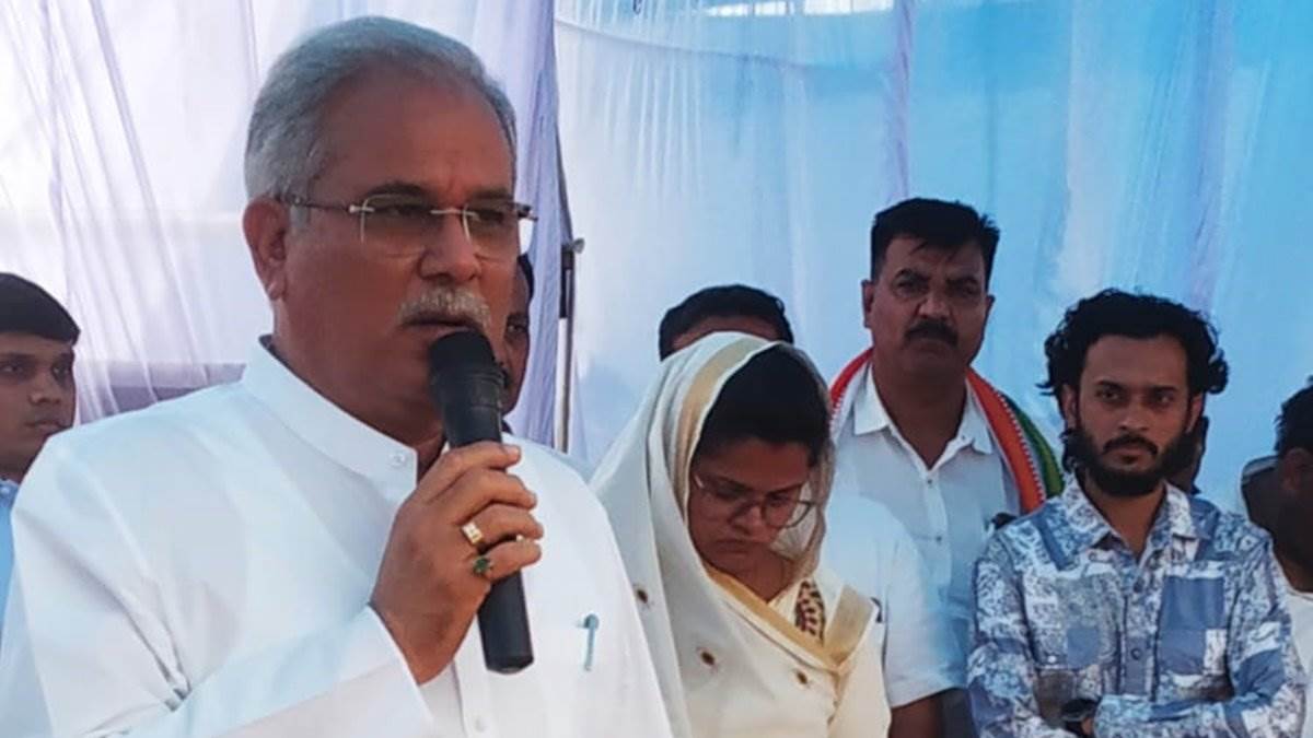 Chhattisgarh: सीएम भूपेश ने बीजापुर में कहा, स्कूलों में गोलियों की तड़तड़ाहट की जगह गूंज रहे बच्चों के गीत