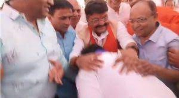 MP: इंदौर में कांग्रेस विधायक ने भाजपा महासचिव कैलाश विजयवर्गीय के छुए पैर, गरमाई राजनीति..!